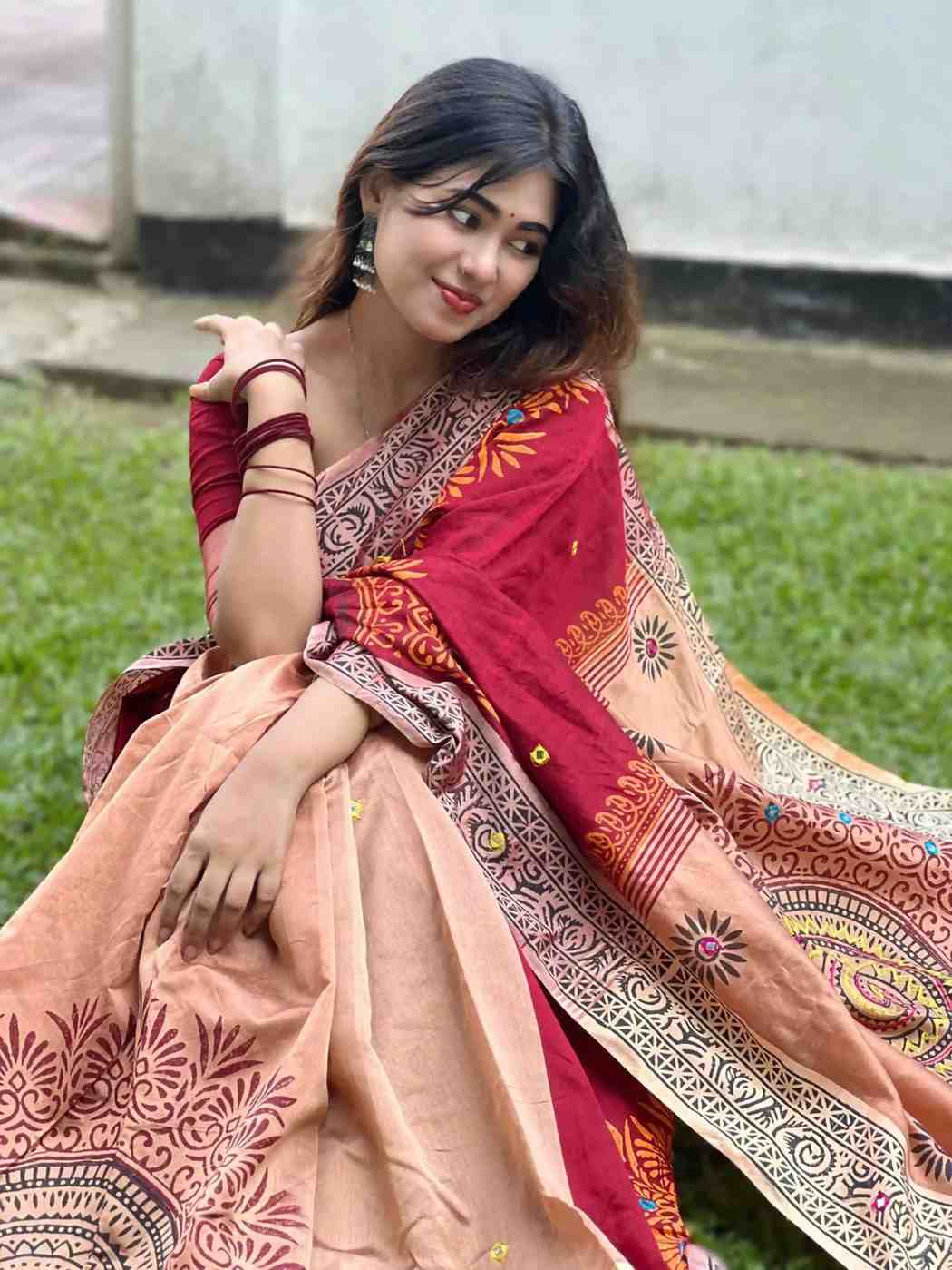 আলপনা কটন বুটিক শাড়ি – পুরা শাড়িতে সুতার ও এমব্রয়ডারি কাজ করা (কোড-24) - Image 2