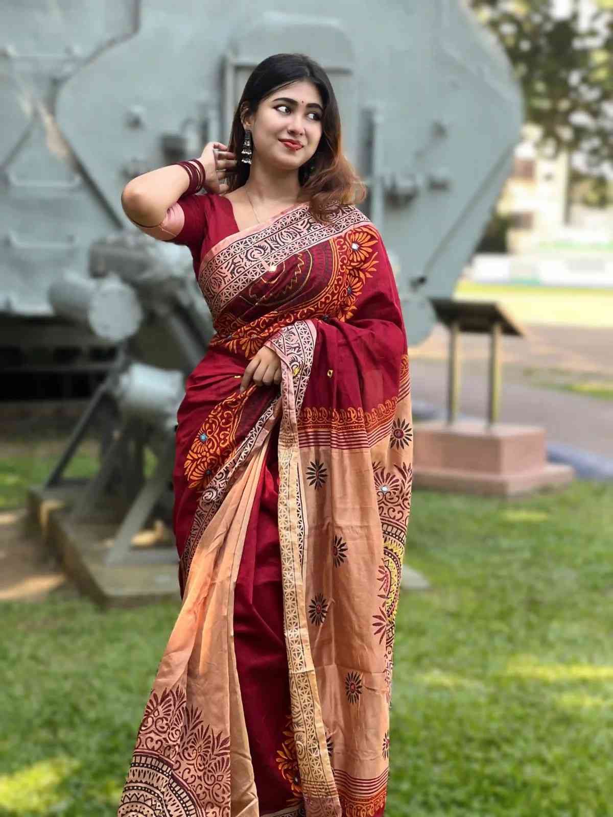 আলপনা কটন বুটিক শাড়ি – পুরা শাড়িতে সুতার ও এমব্রয়ডারি কাজ করা (কোড-24)